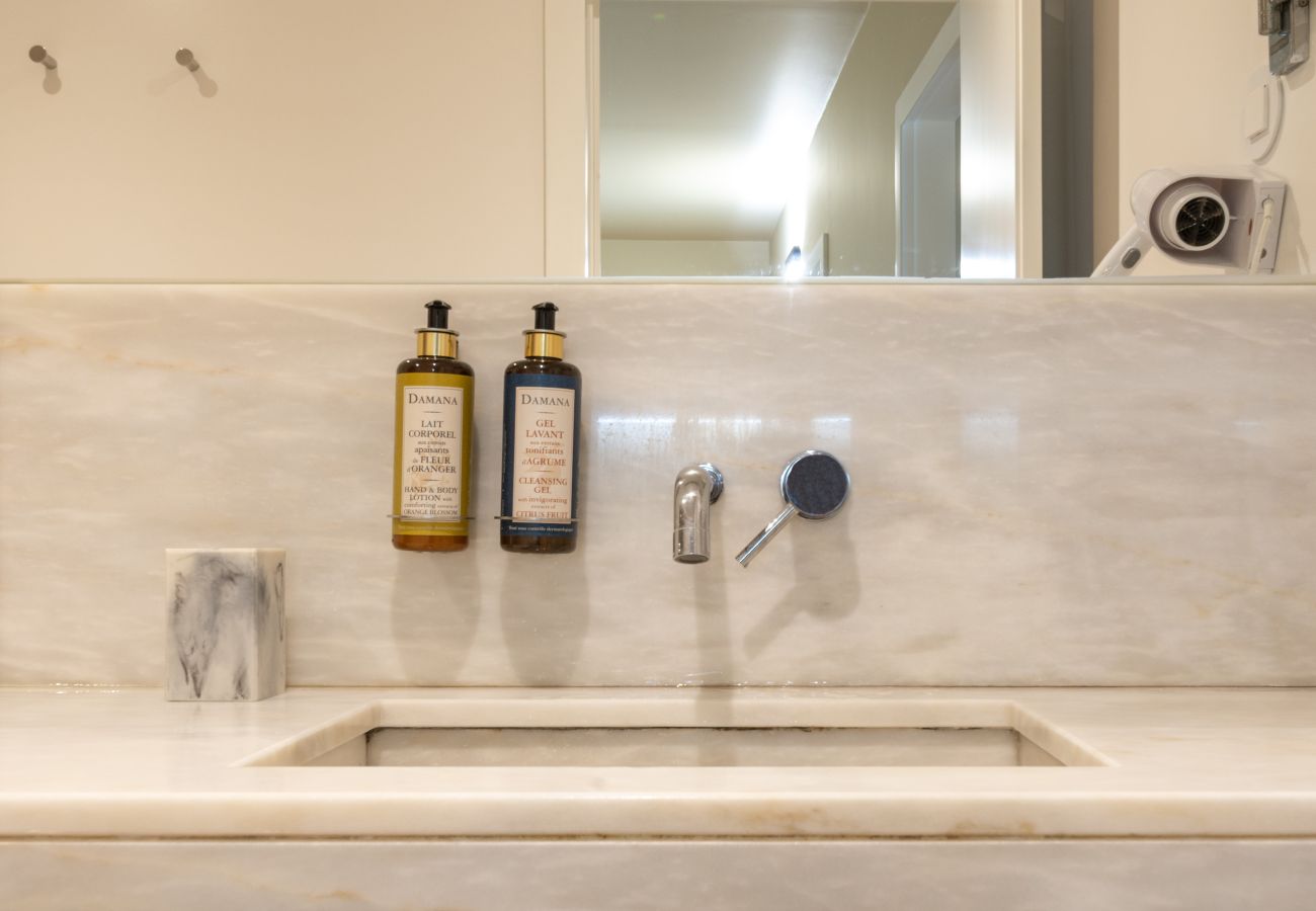 Apartamento em Lisboa - Apartamento Familiar com Varanda Panorâmica, Piscina e Vista Castelo