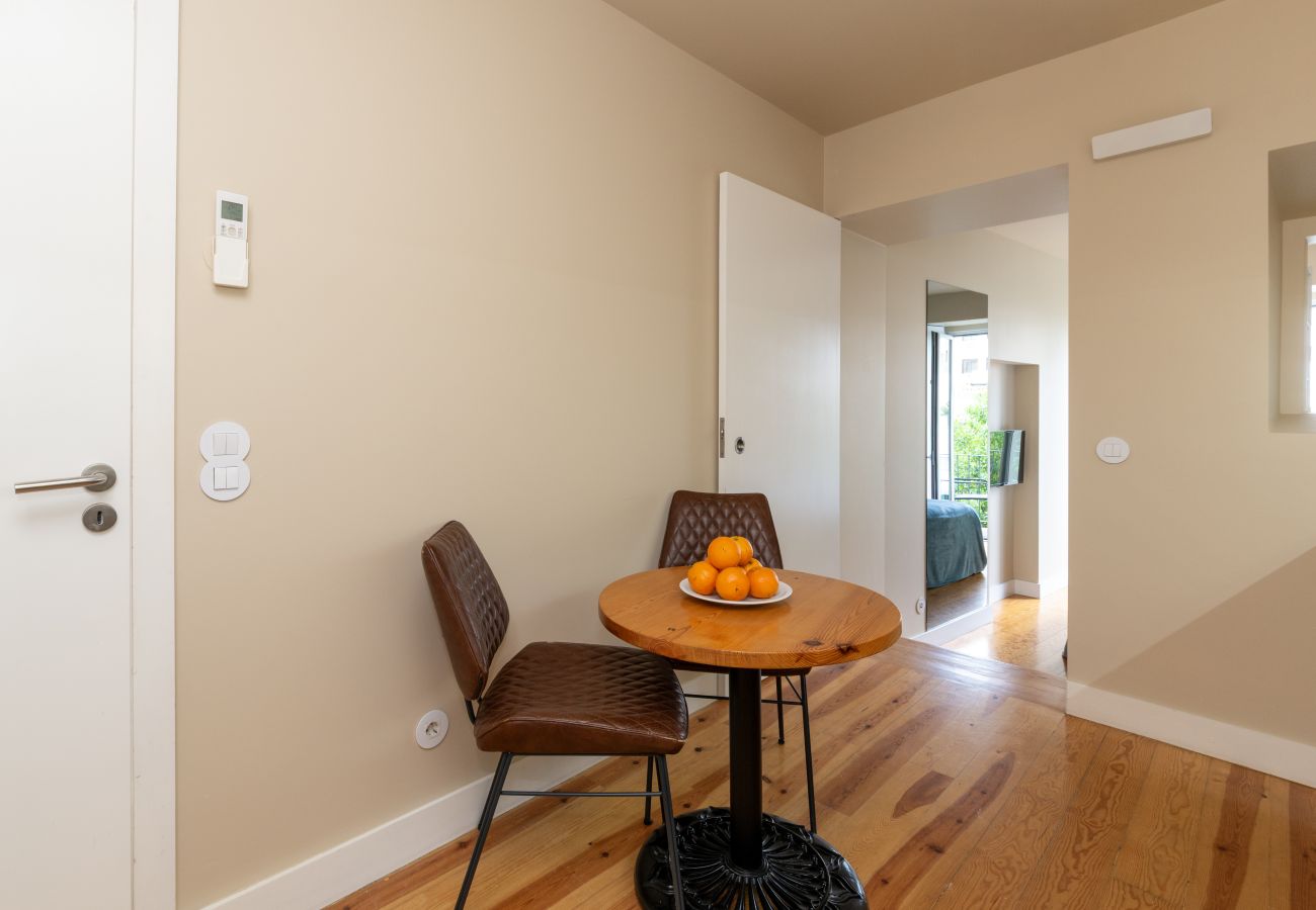Apartamento em Lisboa - Apartamento Acolhedor com Varanda com vista para a Piscina e castelo de São Jorge