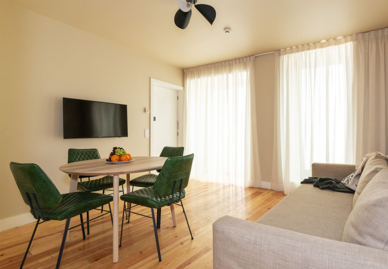 Apartamento em Lisboa - Apartamento Espaçoso com Terraço, Jacuzzi, Piscina e Vista Castelo São Jorge