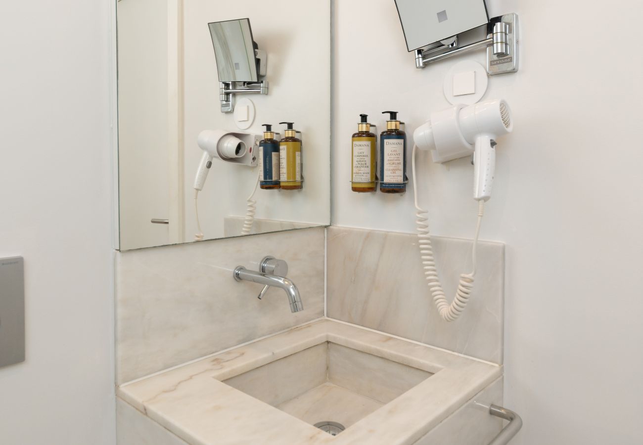 Apartamento em Lisboa - Apartamento Espaçoso com Terraço, Jacuzzi, Piscina e Vista Castelo São Jorge
