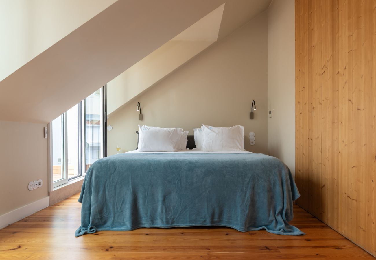 Apartment in Lisbon - Downtown Penthouse with Balcony, Pool & Castle View