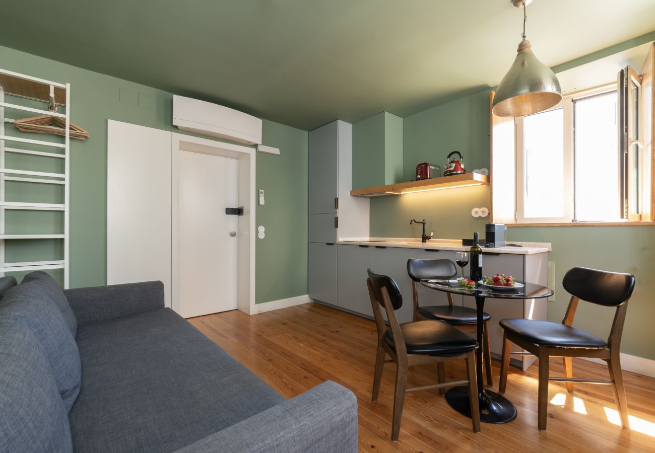 Apartment in Lisbon - Cozy Downtown Apartment with Pool and Sunbeds