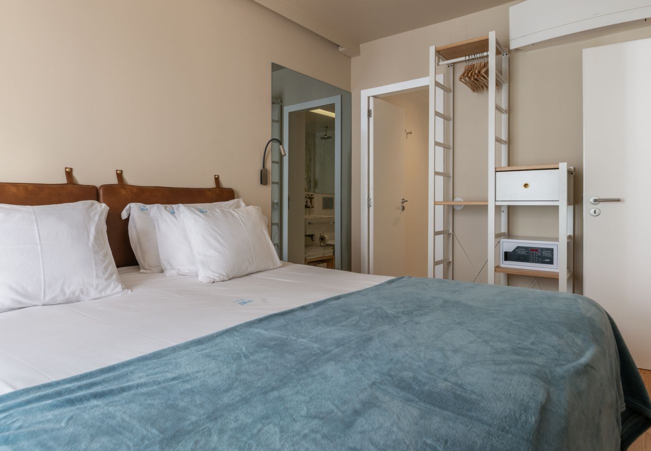 Apartment in Lisbon - Cozy Downtown Apartment with Pool and sunbeds
