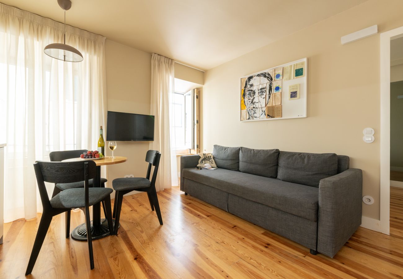 Apartment in Lisbon - Charming Downtown Apartment with Pool and Sunbeds