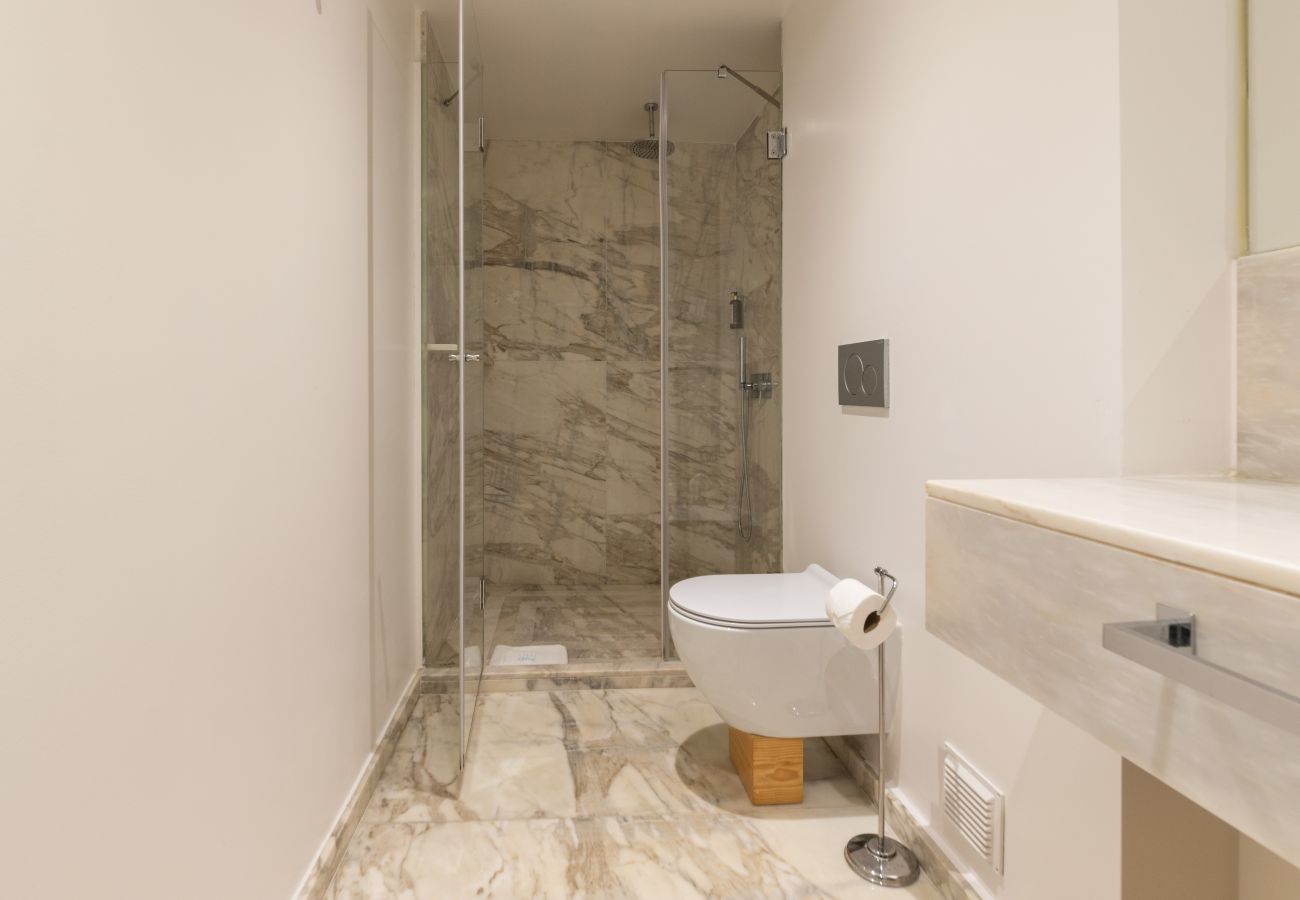 Apartment in Lisbon - Panoramic Balcony 2-Bed Downtown with Pool & Castle View