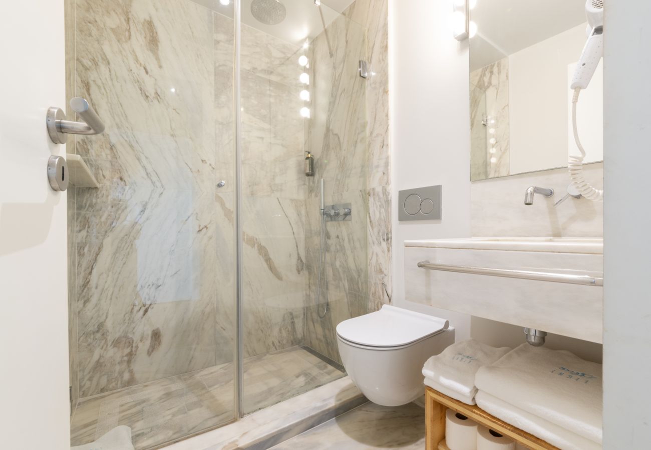 Apartment in Lisbon - Spacious Downtown Apartment with Terrace & Pool