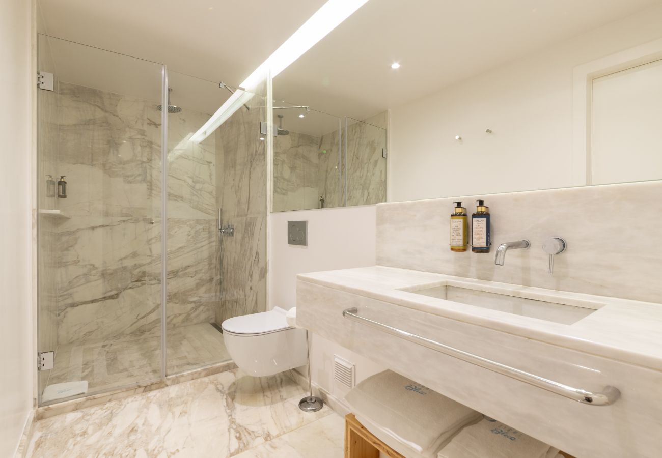Apartamento en Lisboa ciudad - Retiro Céntrico con Terraza Privada, Jacuzzi y Piscina