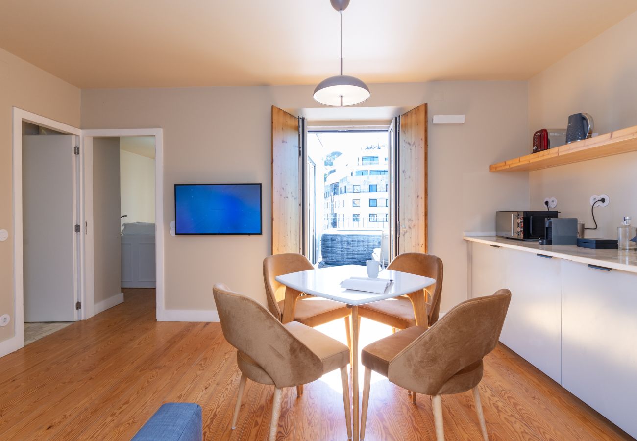 Apartamento en Lisboa ciudad - Retiro Céntrico con Terraza Privada, Jacuzzi y Piscina