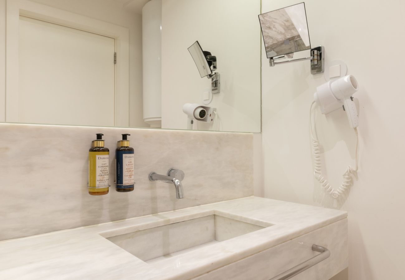 Apartamento en Lisboa ciudad - Retiro Céntrico con Terraza Privada, Jacuzzi y Piscina